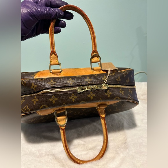 Louis Vuitton Deauville Monogram in great condition. Authentic and pre-owned. - Picture 7 of 14